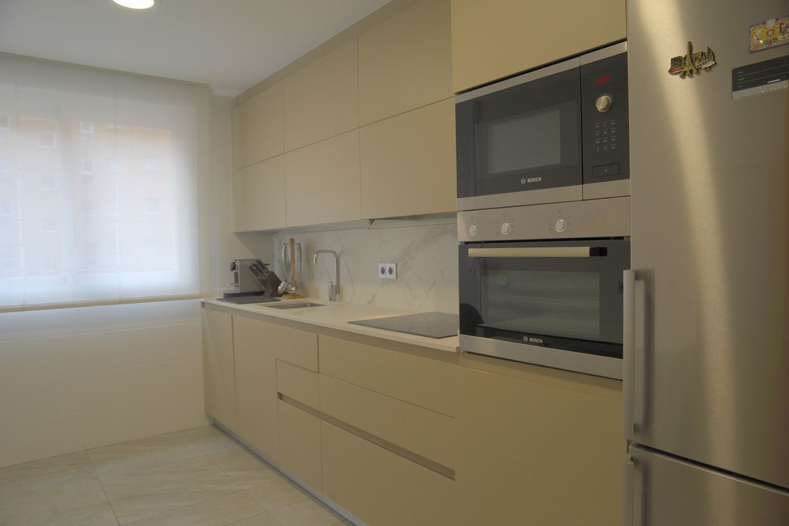 Cocina compacta y funcional con mostrador abierto en Navarra