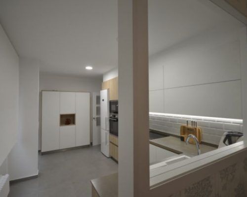 Cocina moderna de concepto semi-abierto con toques retro en Navarra