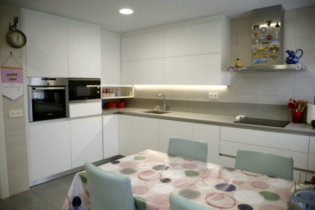Cocina rústica con muebles en madera de fresno en Navarra